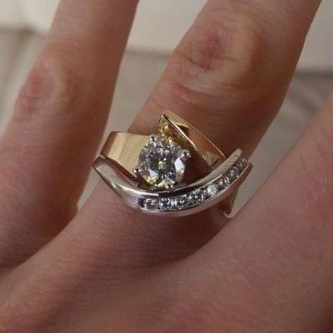 Golden Fusion Ring™ – Elegant Freeform Design with Radiant Shine