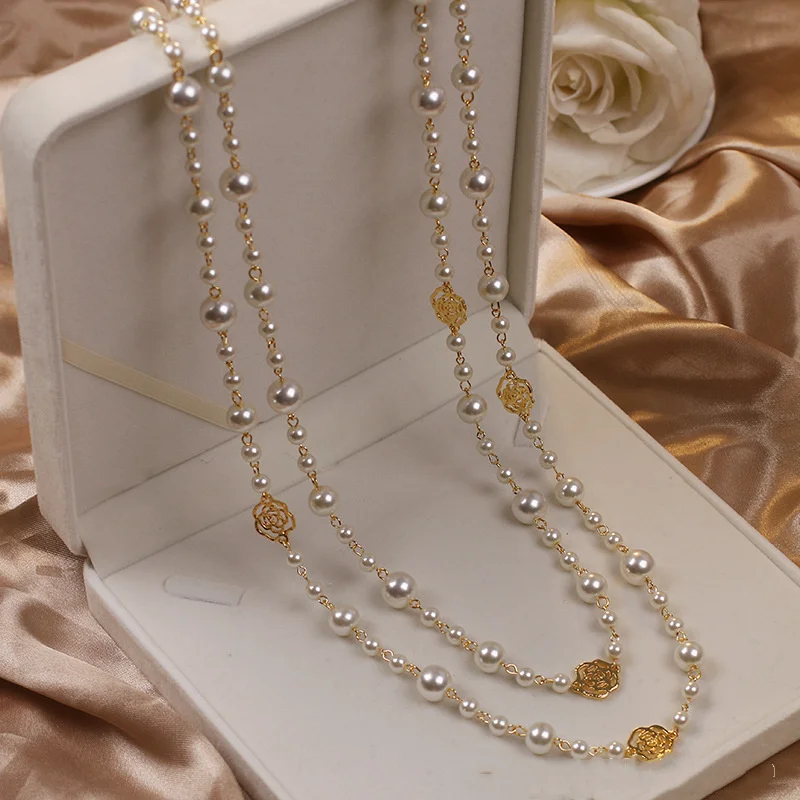 Chic Gold Necklace Adorned with Pearls