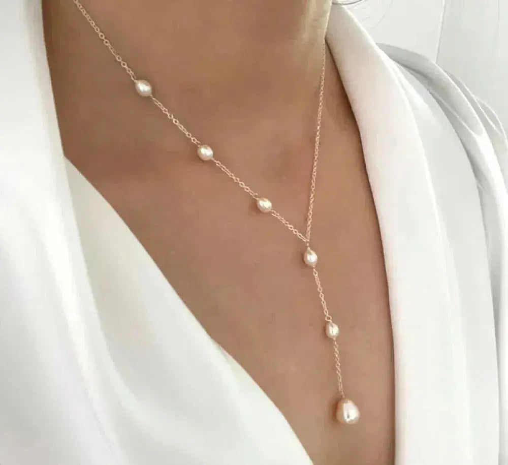 Chic Vintage Pendant Necklace Adorned with Pearls